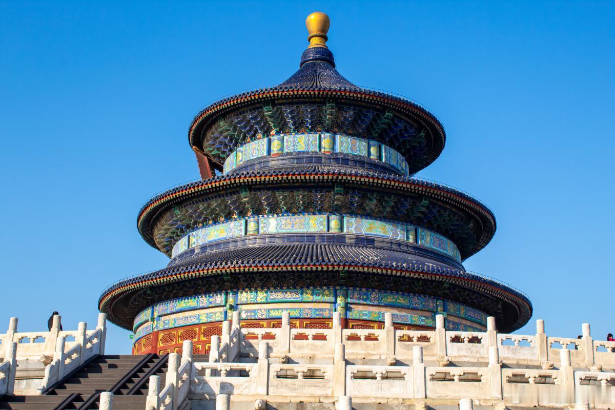 云上道观山彪绝顶之巅古道观，云上雄伟两千年。恭奉天君龙保驾，天下能者卫毕夏。攀登