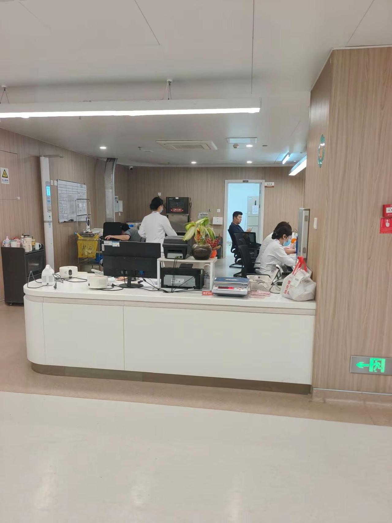 前几天娃因为急性荨麻疹住了3天院，在济南市中心医院东院区！因为是突然起荨麻疹而且