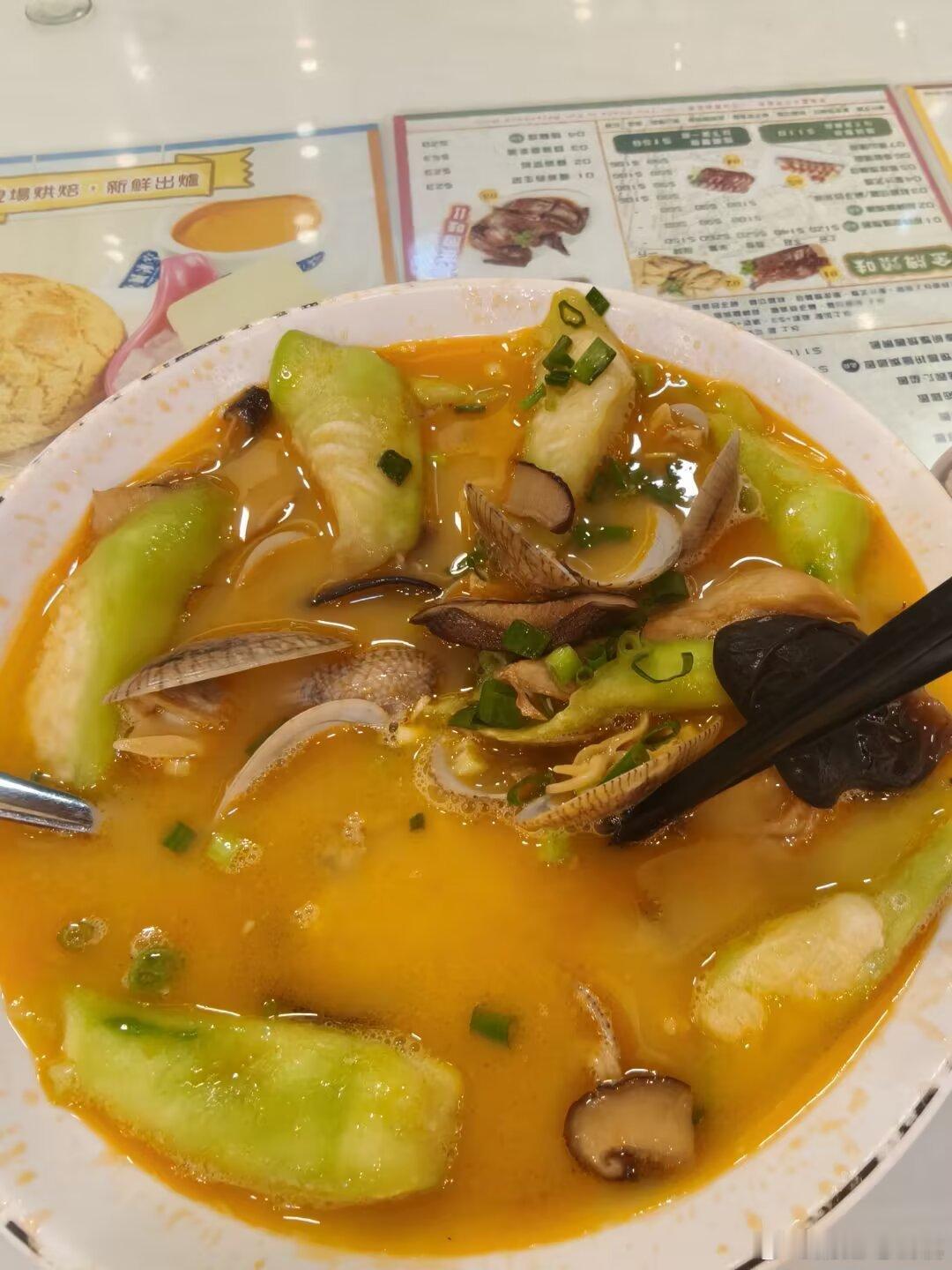 香港的花甲丝瓜泡饭真的很鲜美！还有各种石锅饭都很好吃，这泡饭里面配有各种蔬菜汤很