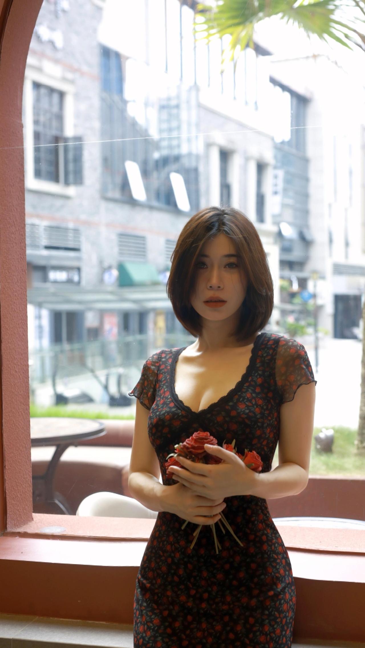 💃【OOTD | 复古碎花裙的氛围感拿捏！】
 
谁能拒绝一条把“复古妩媚”穿