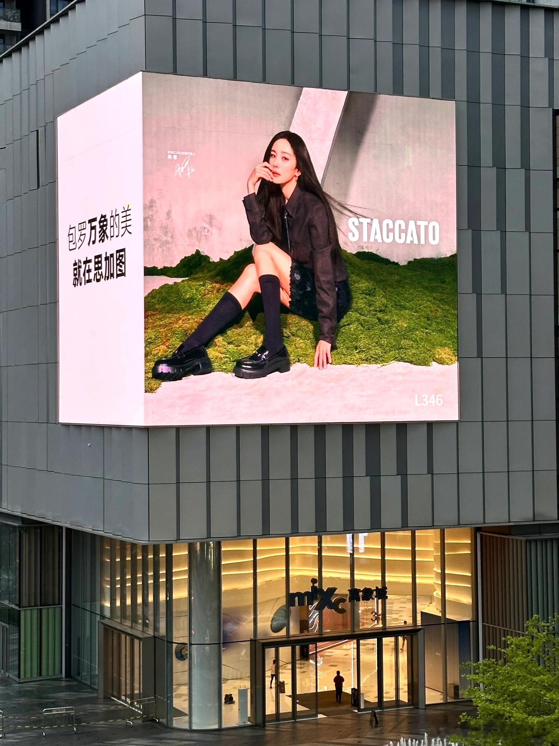 #杨幂地广路过都得念两句#  【海口偶遇大幂幂，万象之美尽展眼前！】在这个阳光正