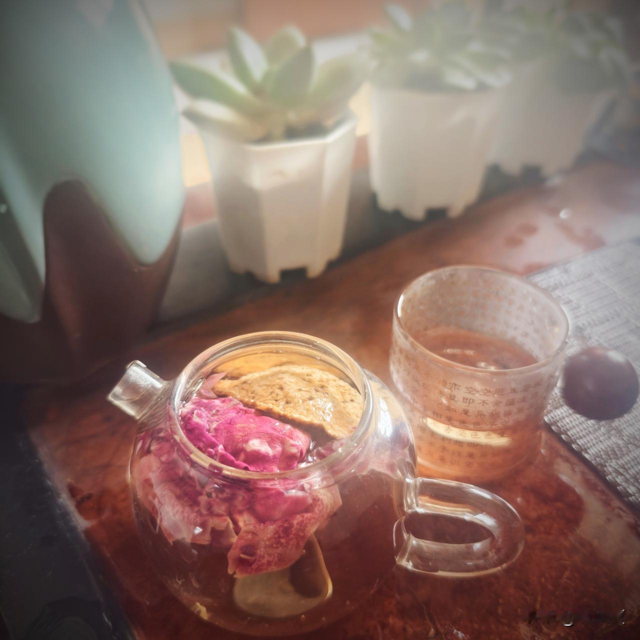 春天了，该喝花茶，特别推荐玫瑰陈皮茶。

泡一小壶，甜甜的玫瑰花香，淡淡的新会陈