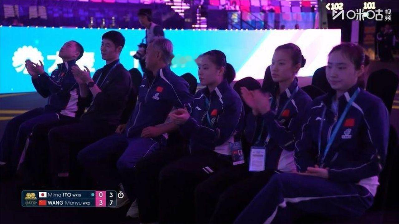 骄傲！王曼昱4-0伊藤美诚，谁注意到王励勤表情，无法掩饰的喜欢