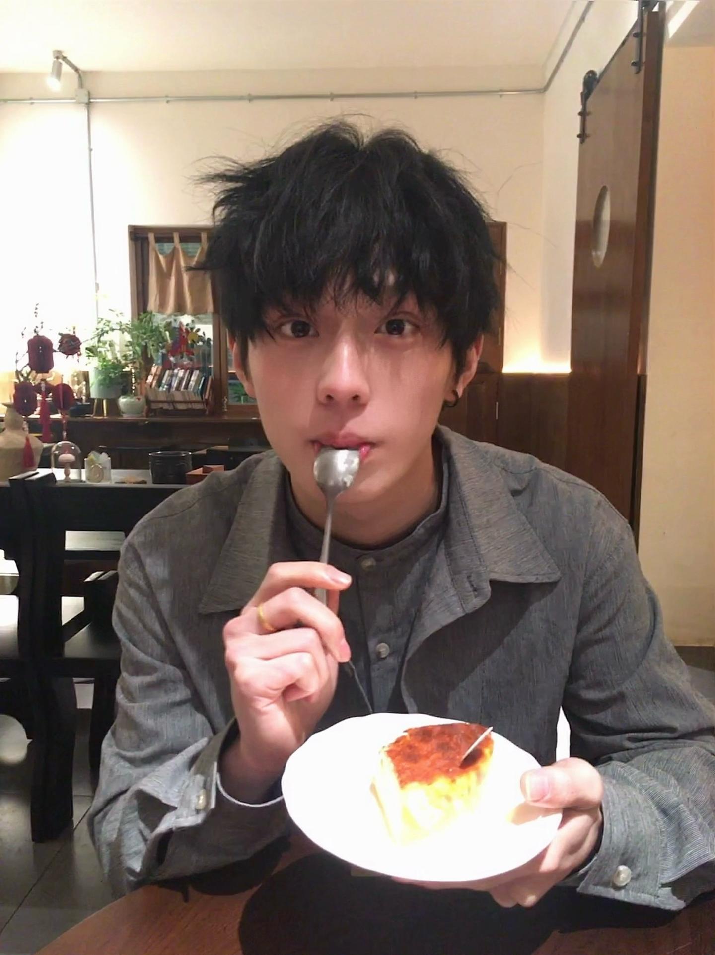 晚餐后的甜点就点你喜欢的吧