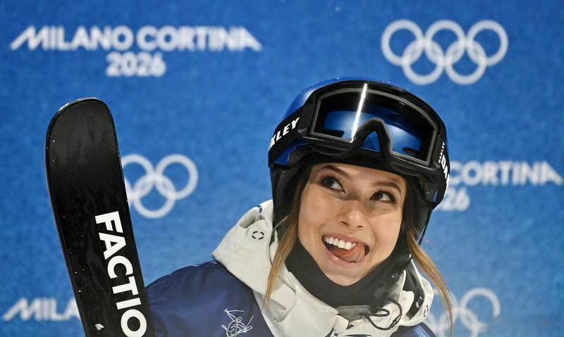 为什么谷爱凌比赛前要放两撮头发头发细节可能仅是个人习惯或造型选择，但公众更关注其