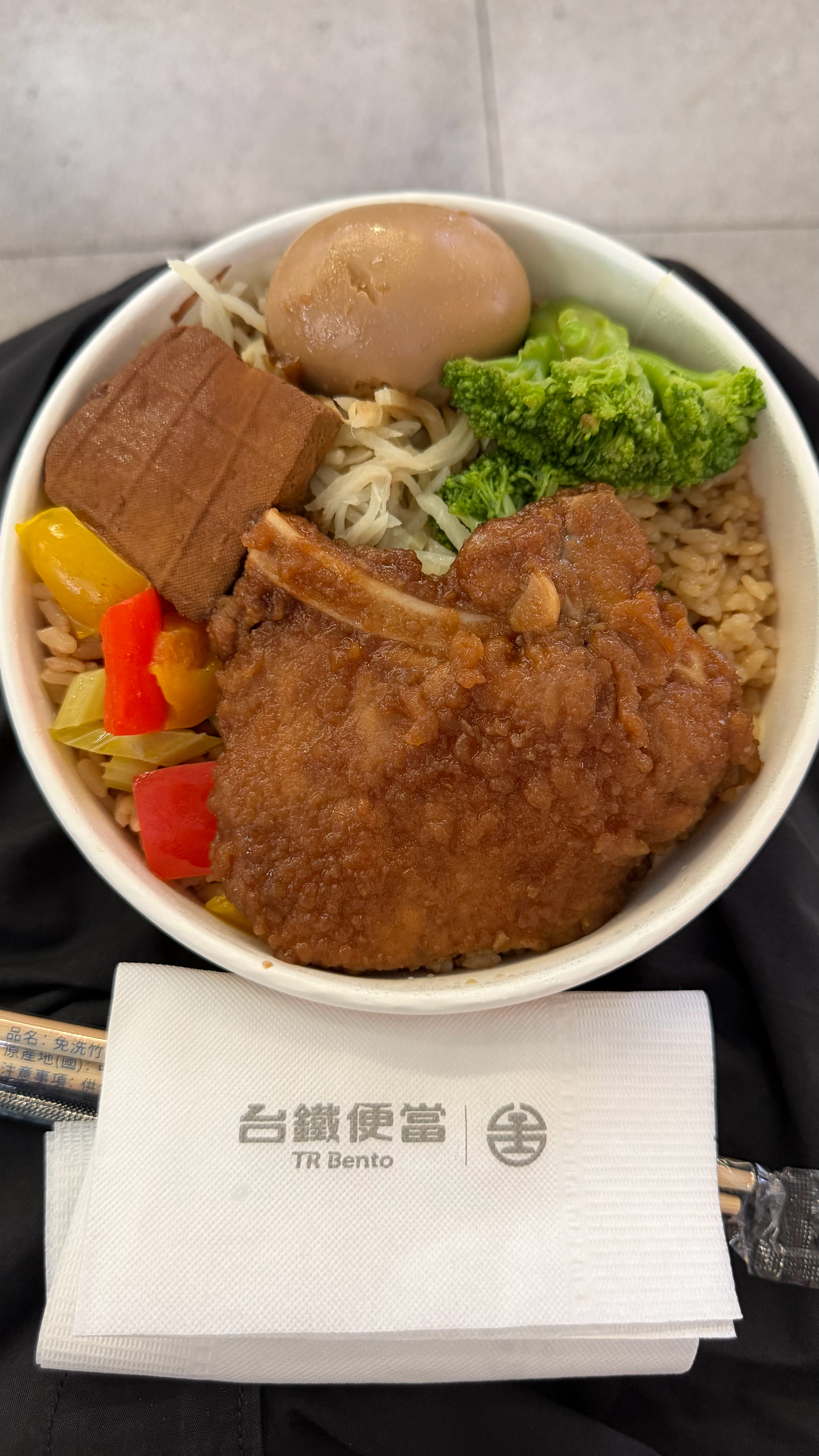 旅途中最簡單、也最讓人期待的一餐，就是熟悉的台鐵便當😋魯汁排骨配上滷蛋、豆干、