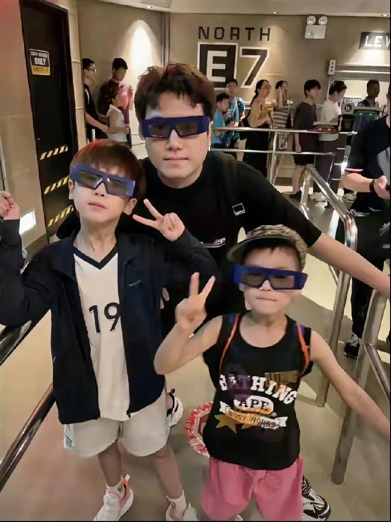 凉皮儿：小姑姑快来救救你大侄子吧，梁靖崑当街踹儿子啦，快来人救救我呀。
莎莎：咋