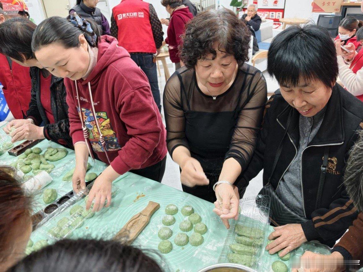 青团香里飘出台州暖新驿站里的温情故事天台平桥镇驿站开展青团制作活动，同步普及金融