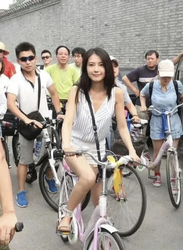 年轻时的高圆圆真的是美得不可方物，外表清纯，一股青春气质扑面而来，治愈的笑容真的