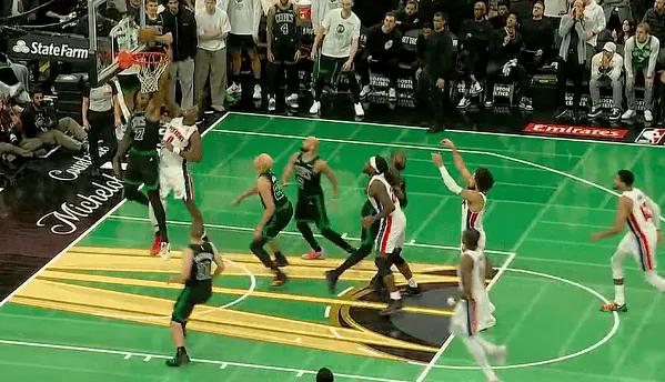 为了给坎宁安这次罚球，裁判也是豁出去这张脸了，强行地硬塞！
可坎宁安愣是不要，关