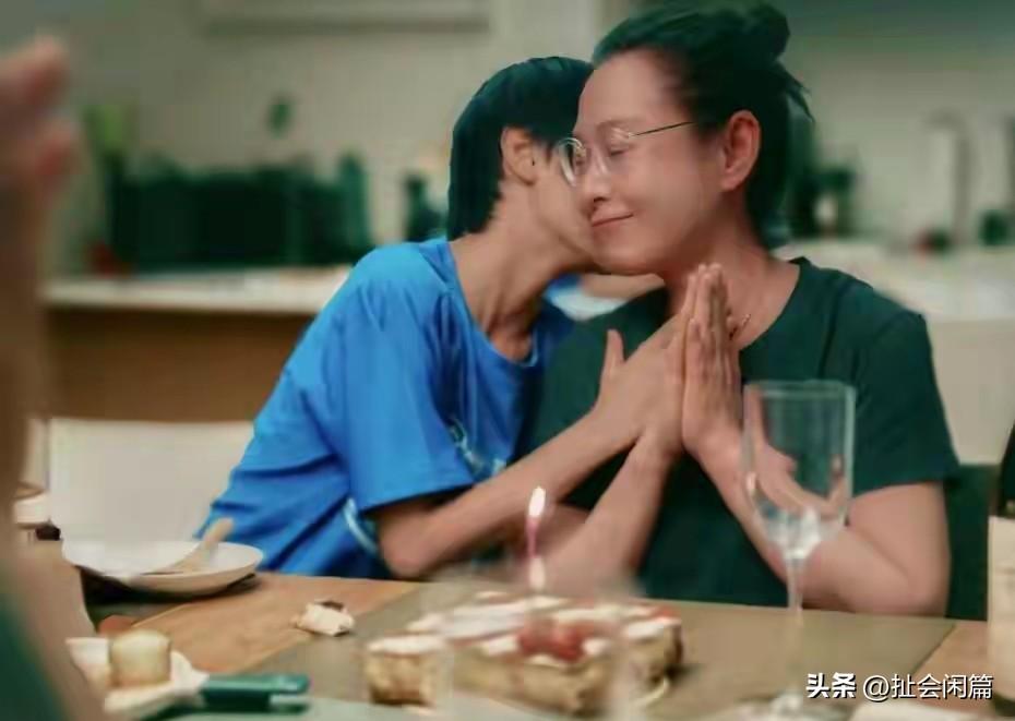 刘若英57岁生日，老公发了一张照片给她庆生。
话说两个人很少公开秀恩爱，发的照片