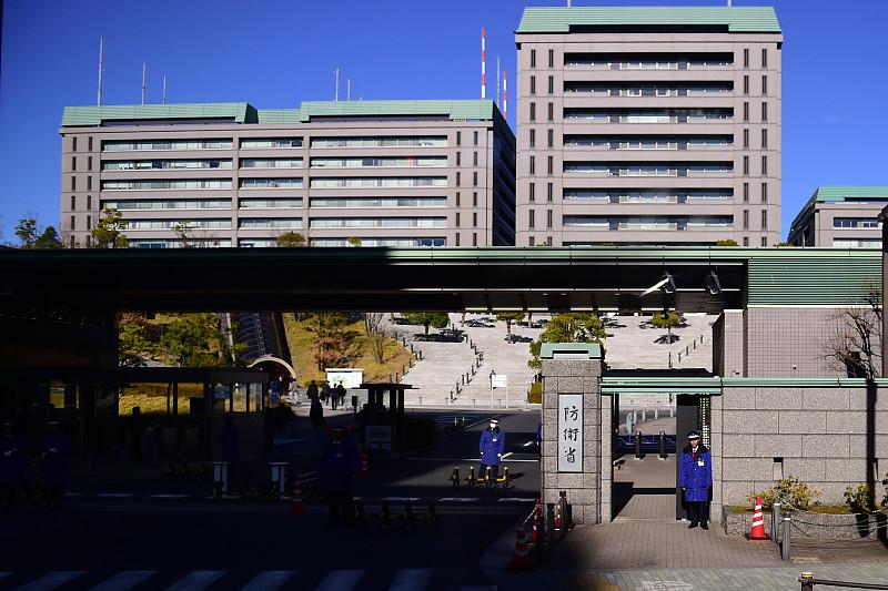 日本释放危险信号：加速“再军事化”，战后和平体制正在被撬动

年内修订“安保三文