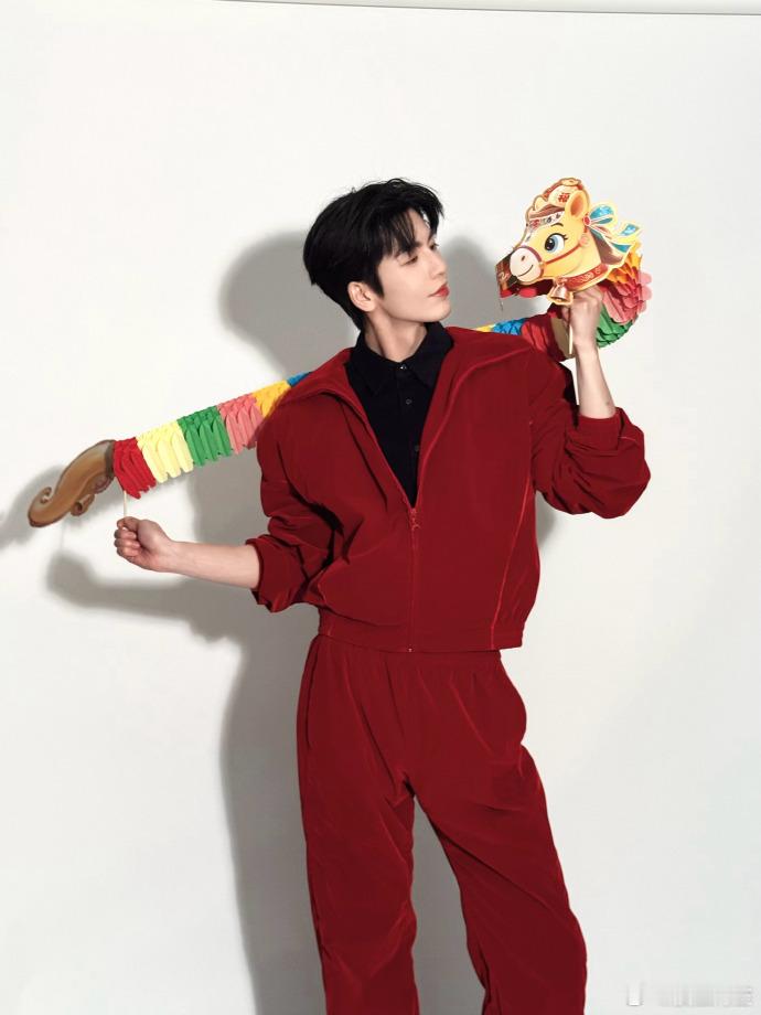 张凌赫大年初三也来送祝福了，帅哥真的是整个假期都在营业啊