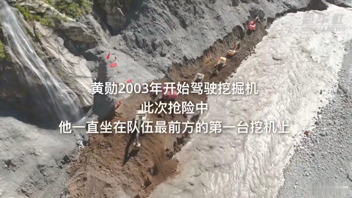 吉隆口岸道路抢通为何这么难大型机械进入受灾核心区域开展救援。该段道路经七昼夜持续