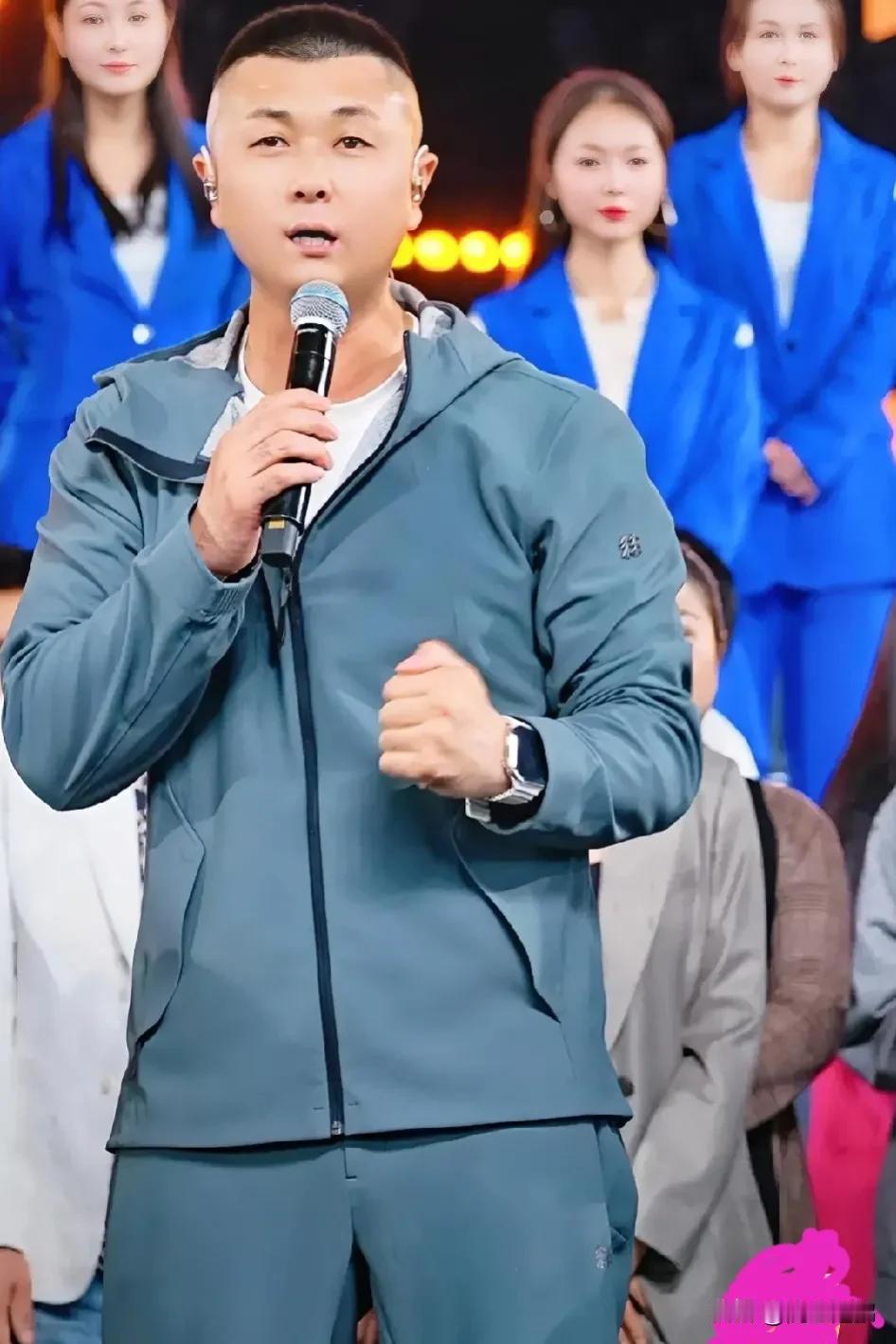 太原老葛拳击把艺人当辛巴
  太原老葛喜欢搏击，如果直播间人少，他就设一擂台，和