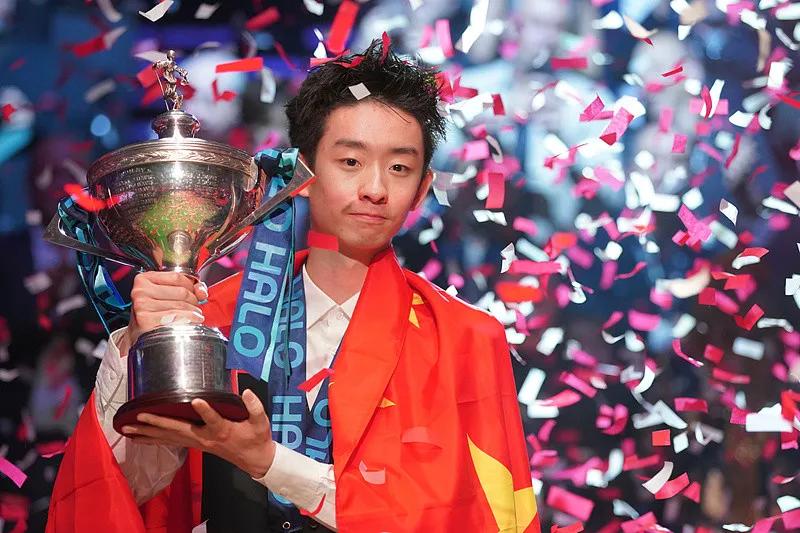 中国00后小将吴宜泽，直接在斯诺克世锦赛封神，拿下冠军创造历史！
 
这枚世锦赛