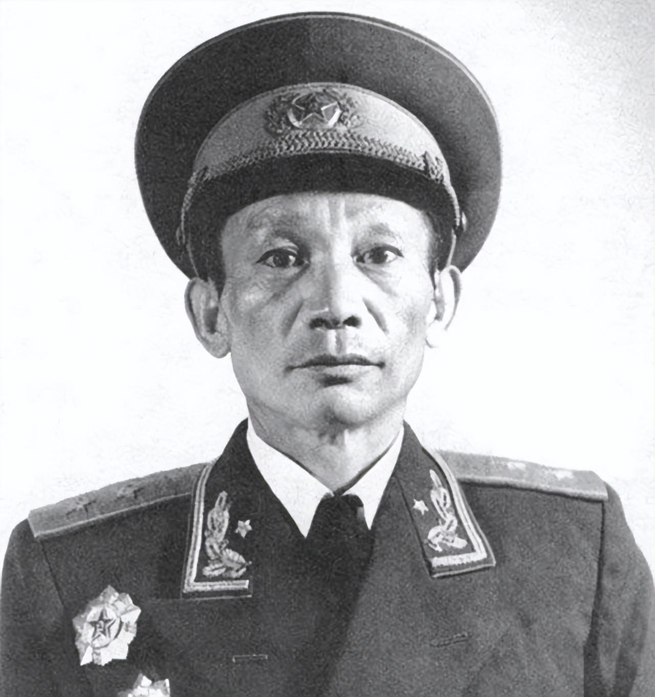 军区副司令正在办公，忽然有人来访：抬头一看，竟是总政治部主任
1971年初的一天