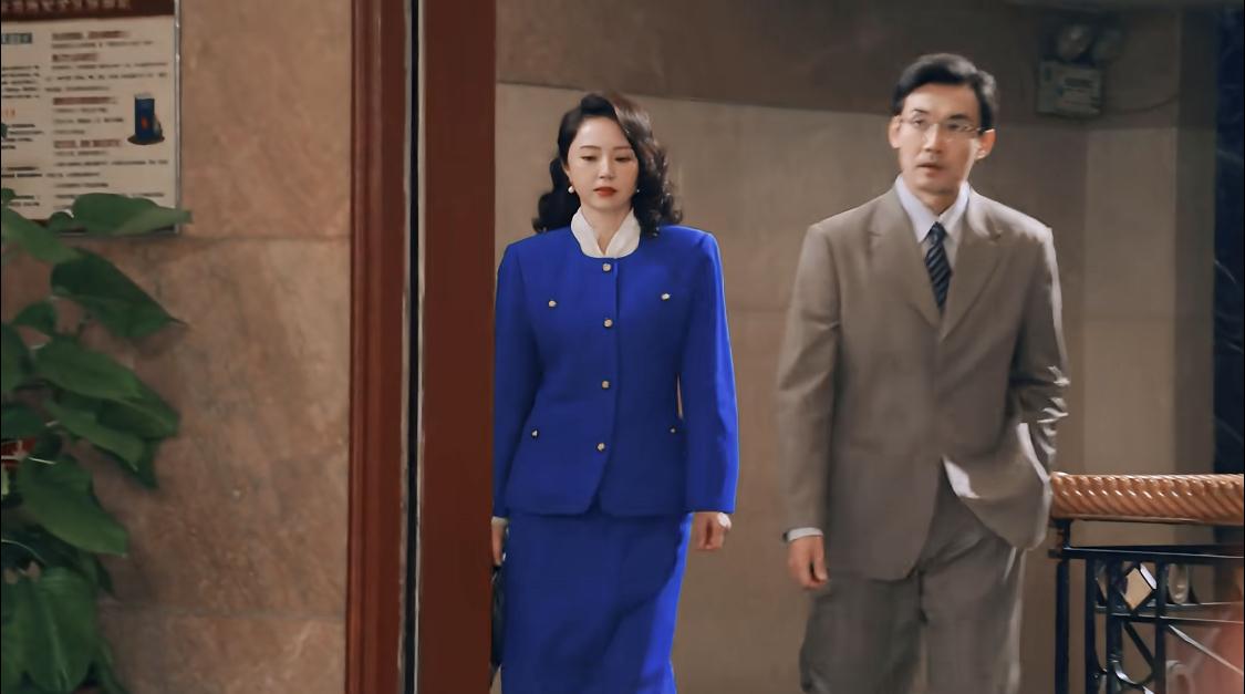 看中年人谈恋爱，也看得挺开心的。汤市长给人一种克制了很多年，遇到刘芬之后老房子着