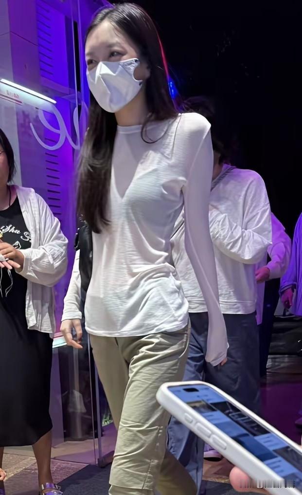 李嫣今年这件衣服的出镜率好高！
在云南和父亲奶奶在一起的时候也是穿的这件。
和妈