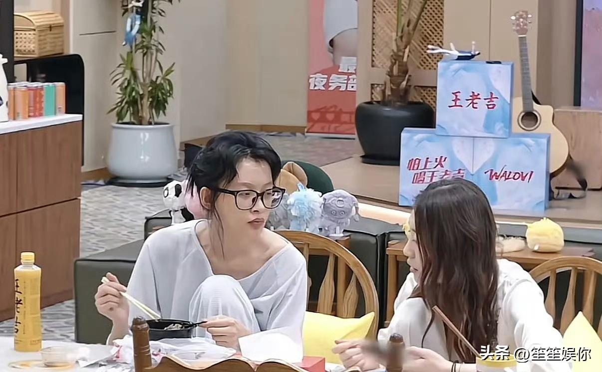 孙怡素颜真心挺难看的，也难怪董子健会离婚。
镜头里卸下妆容、戴着黑框眼镜的状态，