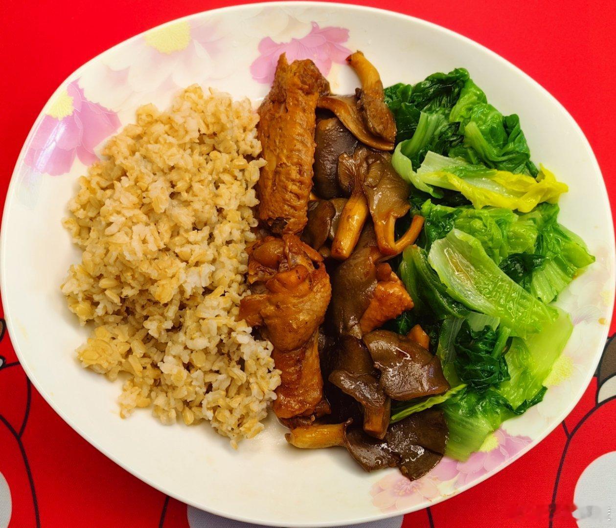 今儿午餐：发酵糙米饭，辣椒鸡翅烩蘑菇，水油煮小白菜。“在一餐的食物中，首先保证蔬