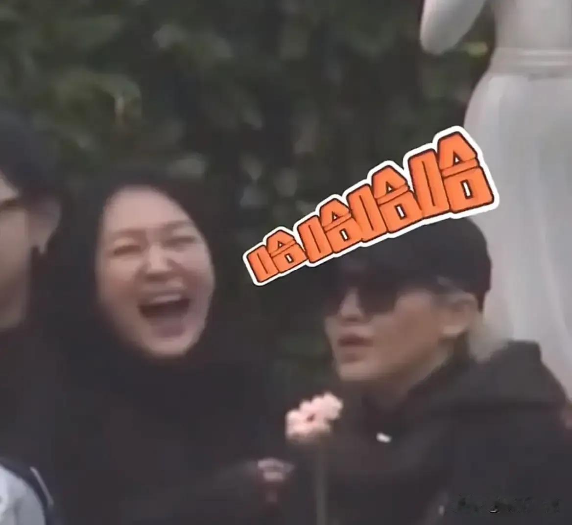 小S在自己姐姐的墓前，笑的如此开心。
看来她姐姐的离去，她非常满意，掩饰不住内心