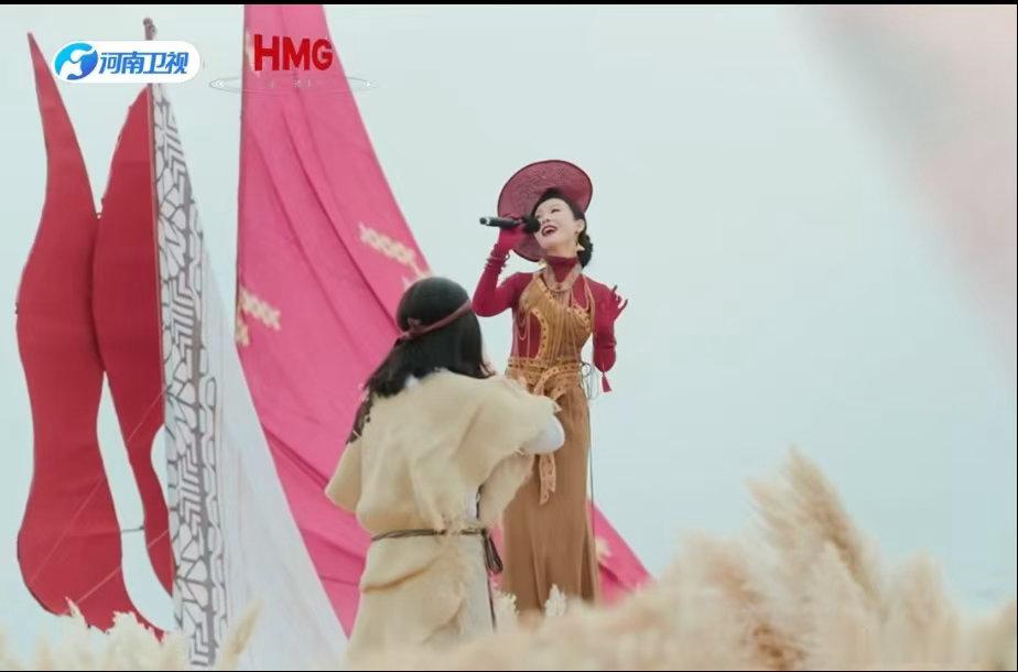 常思思花腔演绎无词歌炫境八千年贾湖骨笛渡黄河而来，远古先民藏在骨管里的风，撞上常