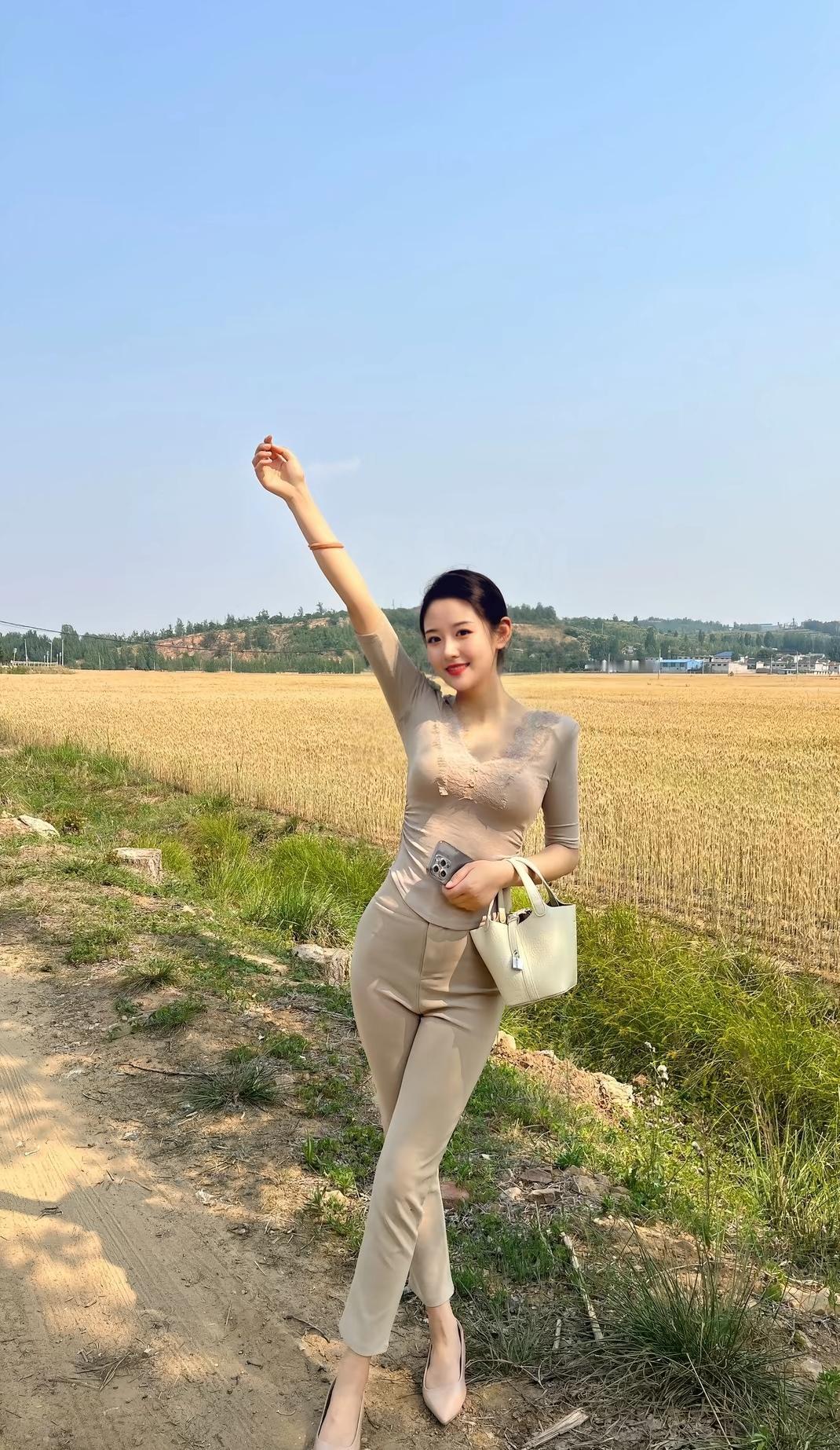 田园少女风，金色麦田里的优雅穿搭