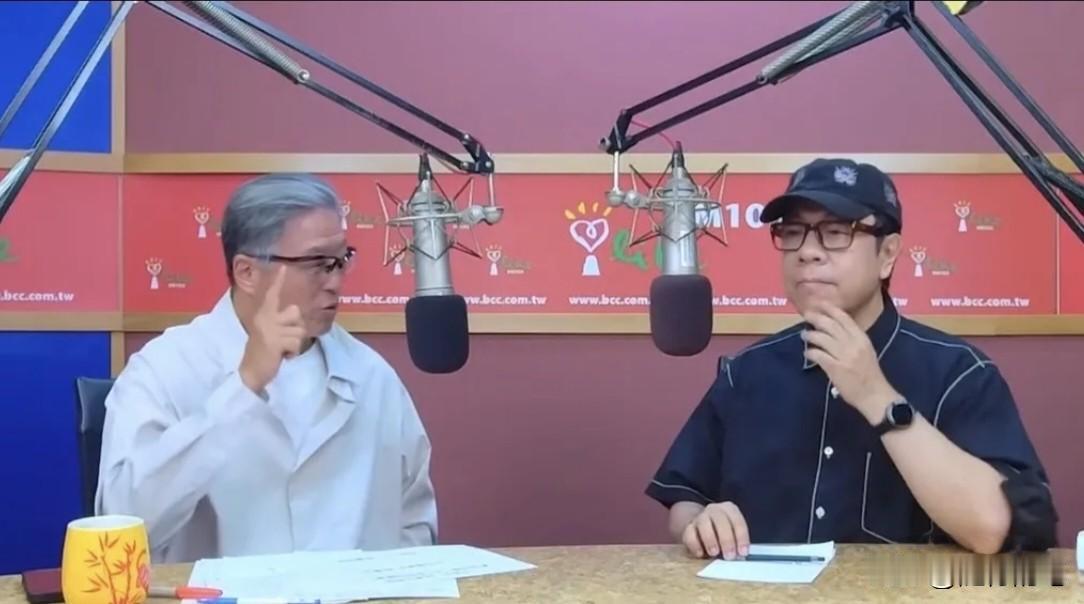 王伟忠专访蔡康永。

这两个在台湾的娱乐圈也算是资深角色了，没想到现在会出现在一