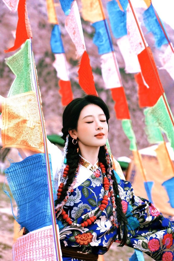 杨紫玉兰花开君再来 💜杨紫董竹君 "我喜欢你,就像月光喜欢着草地,只用温柔的目