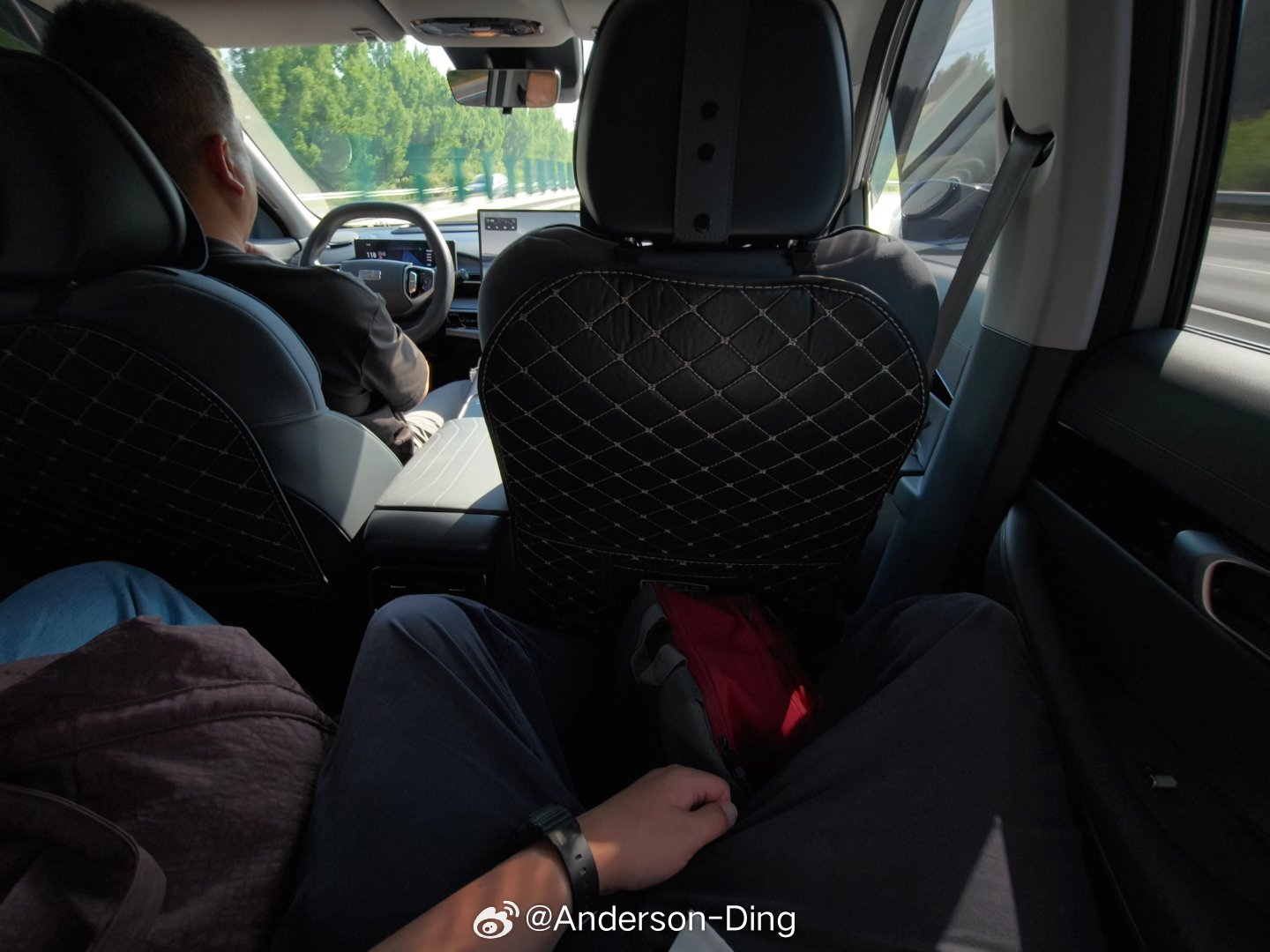 现款银河E5是个很好的车，外形温和、车机领先、驾驶顺手、空间宽敞、相对舒适。最早