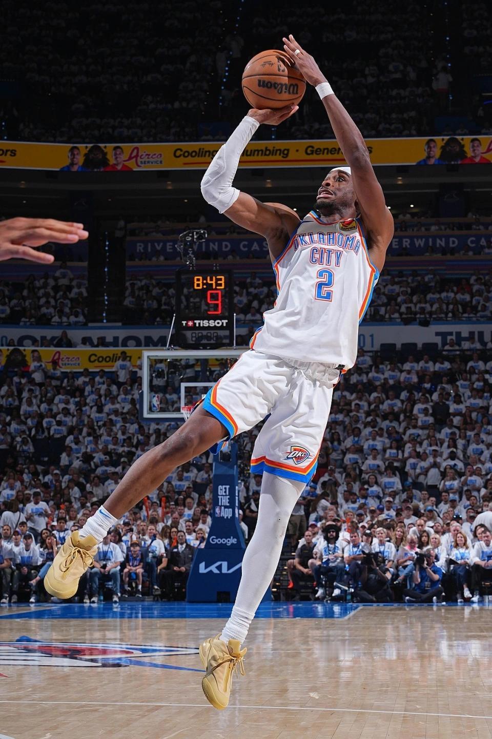 亚历山大一个人的罚球比太阳全队都多，而且雷霆能够上防守强度，裁判也是比较容许的，