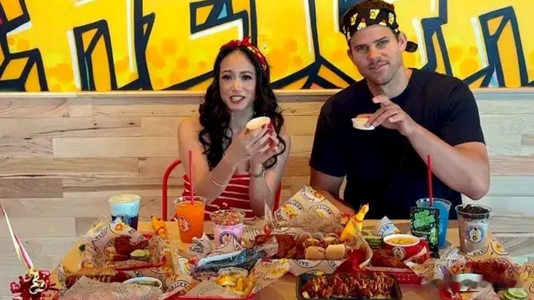 亨弗里斯通过开炸鸡店从破产边缘活了回来，前妻卡戴珊身家17亿美元。

亨弗里斯现