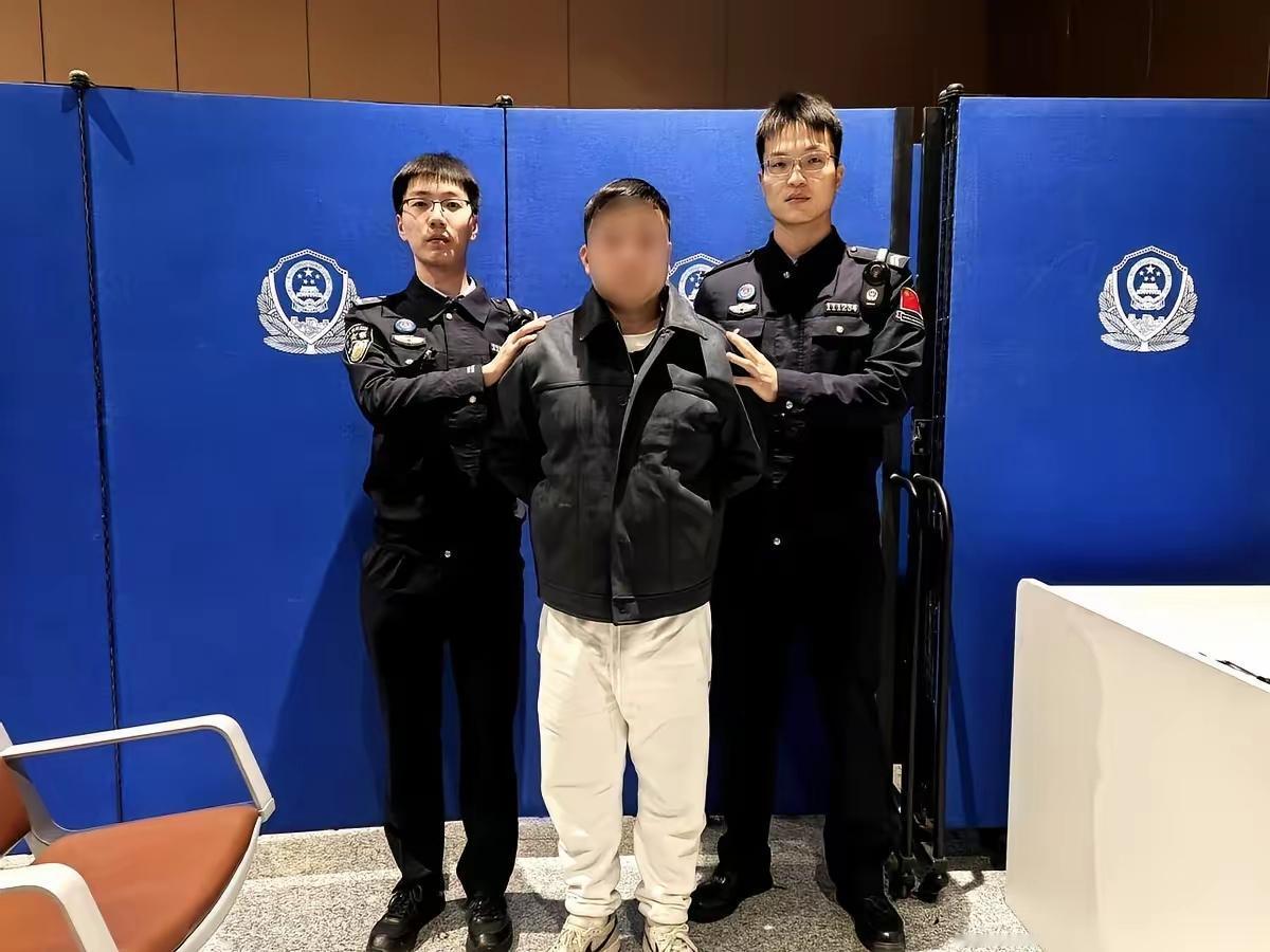 北京大兴机场边检口，一个男人递上护照，表情就跟旁边排队去旅游的大哥一模一样。
但