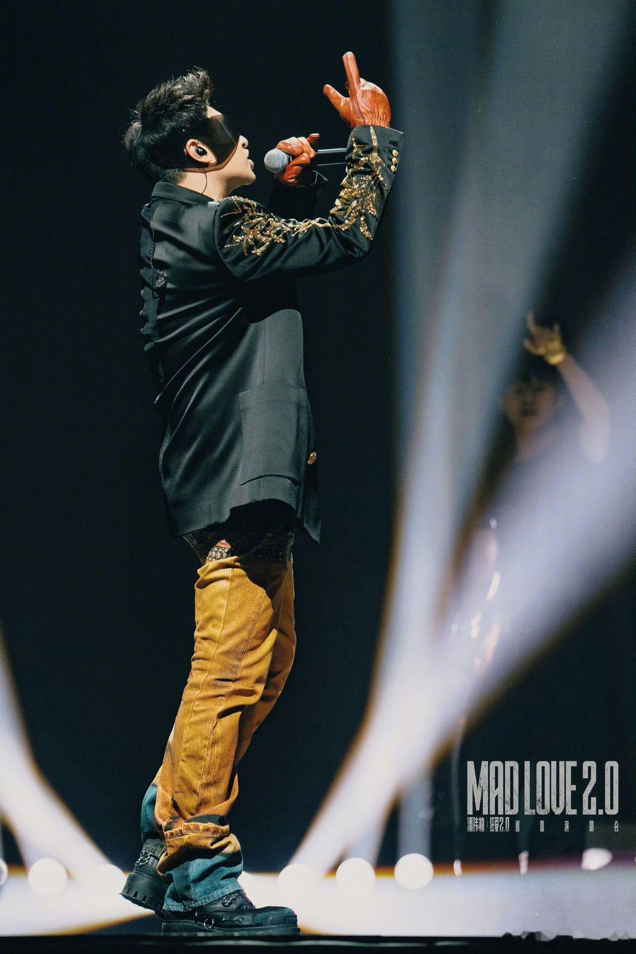 潘玮柏在演唱会现场点外卖 他用二十年证明：最好的演出，不是炫技，是共情。潘玮柏站