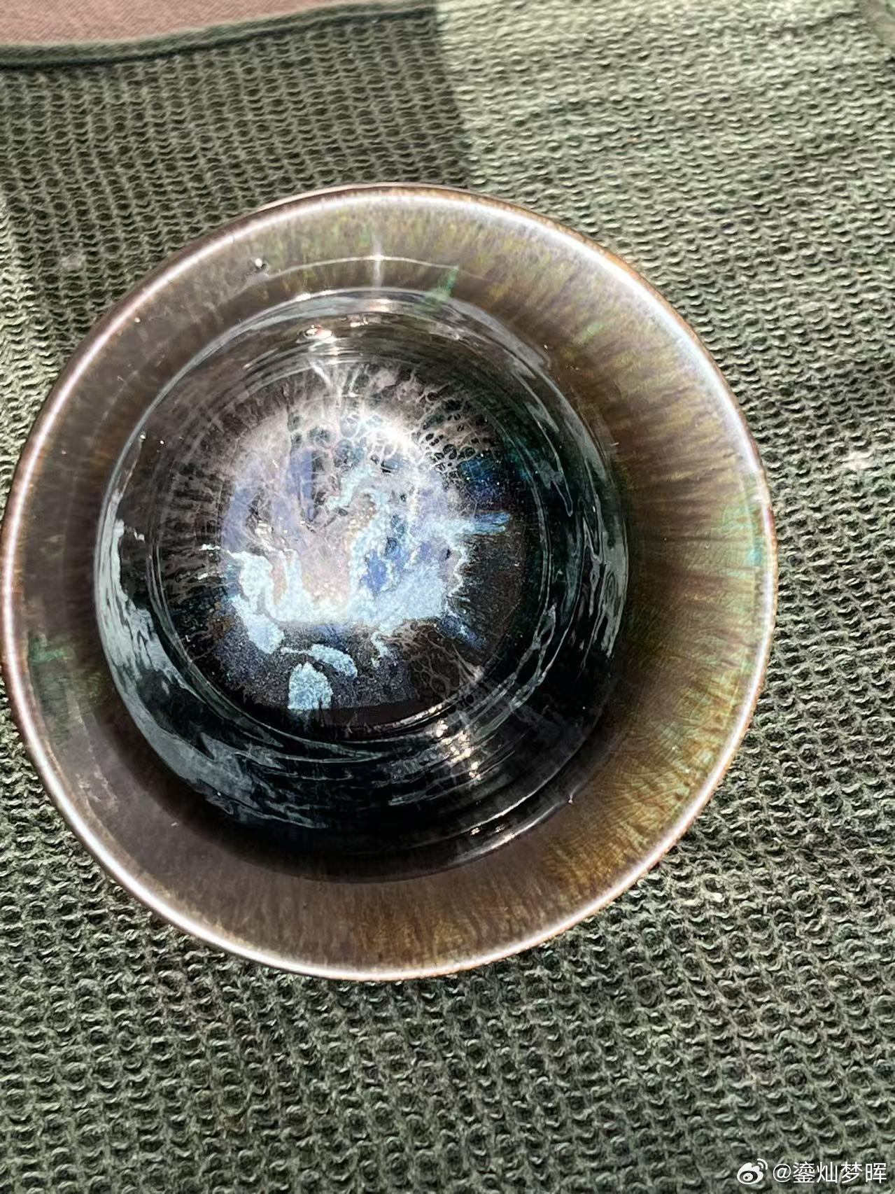 每周鉴赏收藏精品之定窑黑釉兔毫盏        本件定窑黑釉兔毫盏，欣赏的亮点主