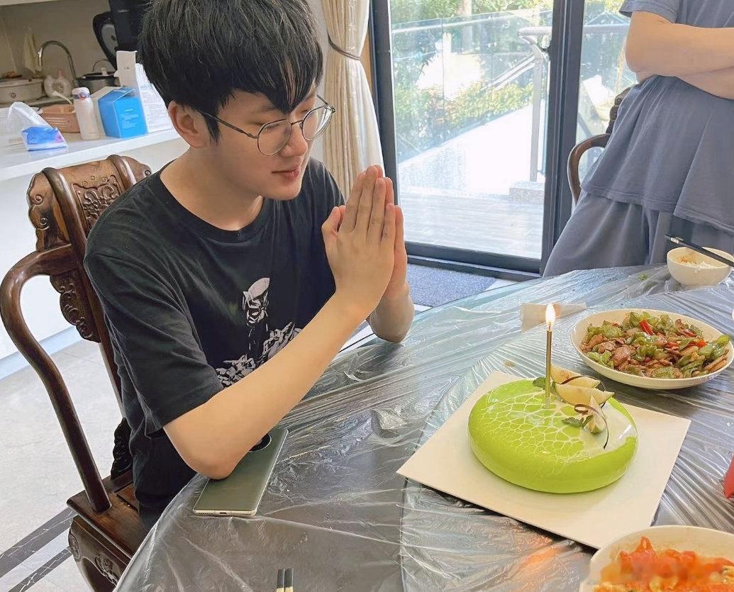 前OMG上单Cube辟谣：刚睡醒发现这么大节奏，我跟杰克没什么来往，也没说过直播