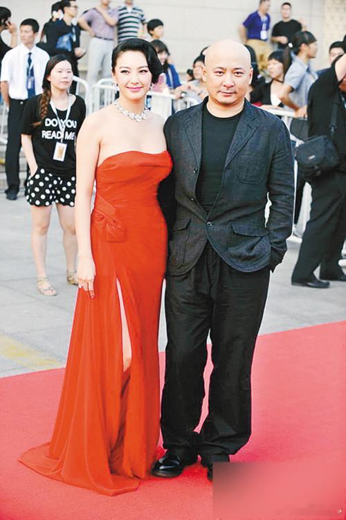 导演王全安当着全剧组的面，掀开张雨绮的衣服，拉下她肚兜的红带子，扭头对旁边脸涨得