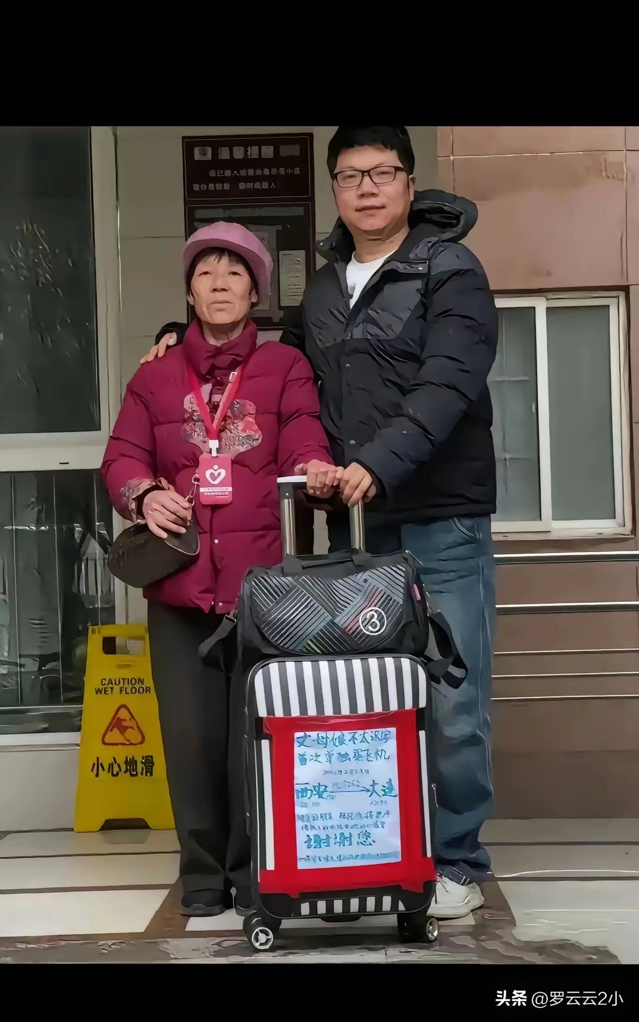 机场里，有个小伙子送丈母娘去机场，他的举动看哭好多人！小伙子的行李箱上贴着一张手