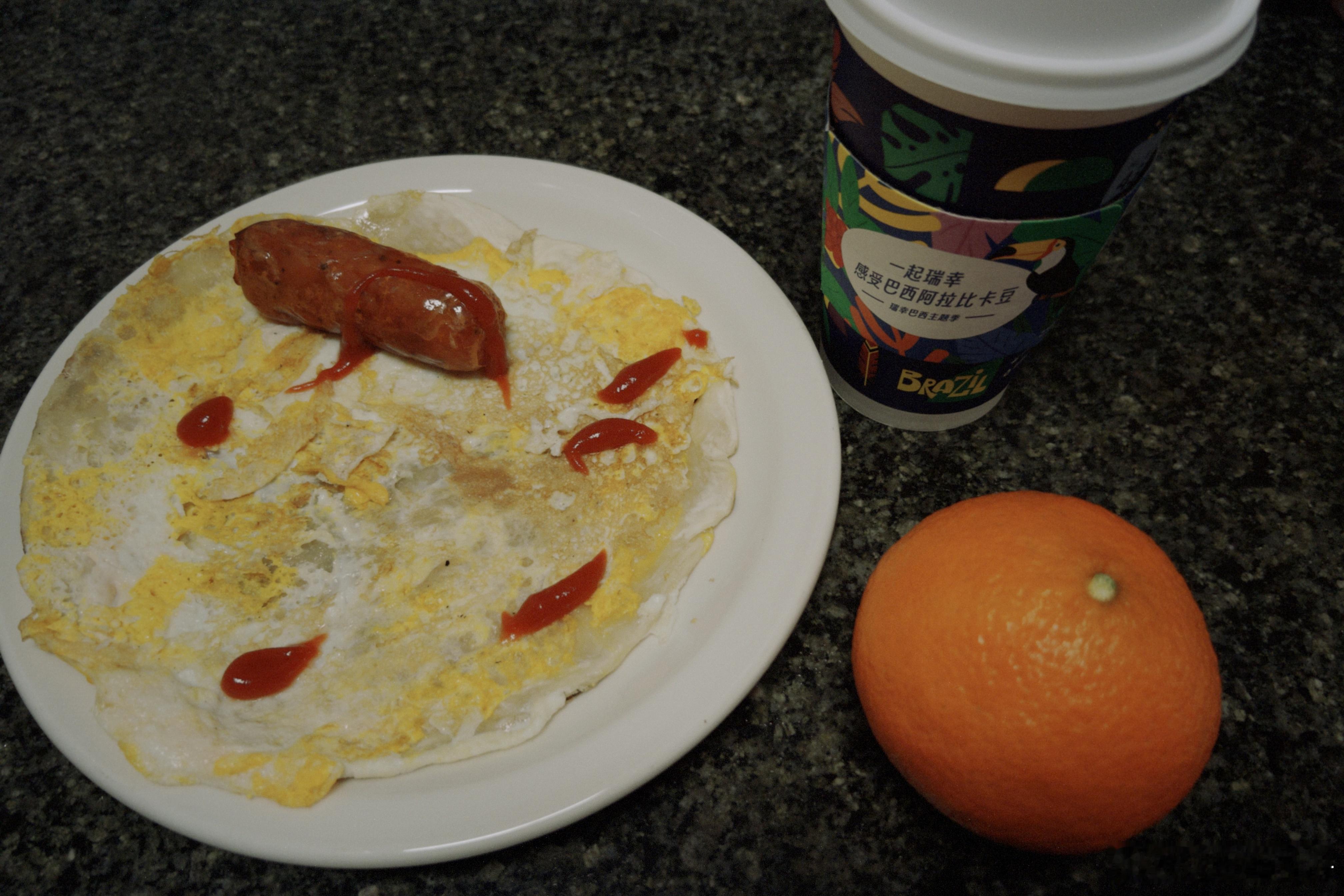 每日一餐分享早餐：手抓饼烤肠咖啡☕是拿铁最近清理冰箱库存版有什么就吃什么好好吃饭