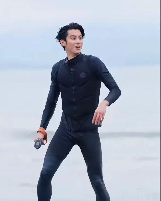 现在刷到王鹤棣的视频，手指头都不敢往评论区滑，一滑下去全是下三路，翻来覆去就那几