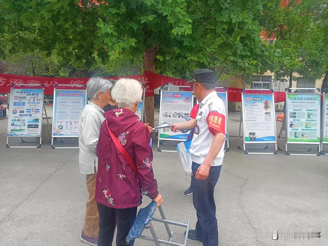 为提高社区居民的防诈骗防溺水意识和常识宣传，今天上午郑州市中原区巡防员配合社区，