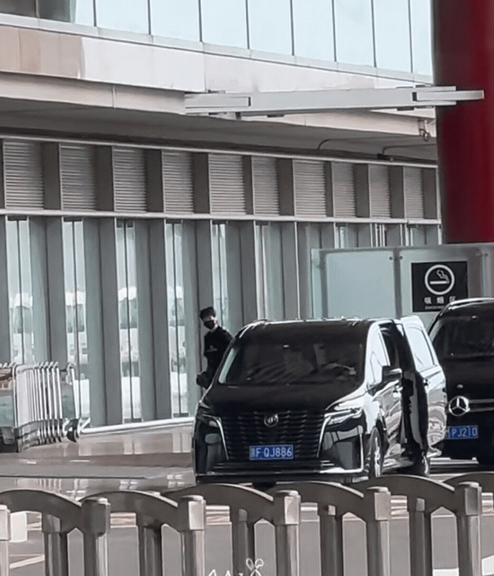 8月8日，王曼昱出发欧洲大满贯，今天曼昱依旧独自走了VIP通道，一身休闲装扮现身