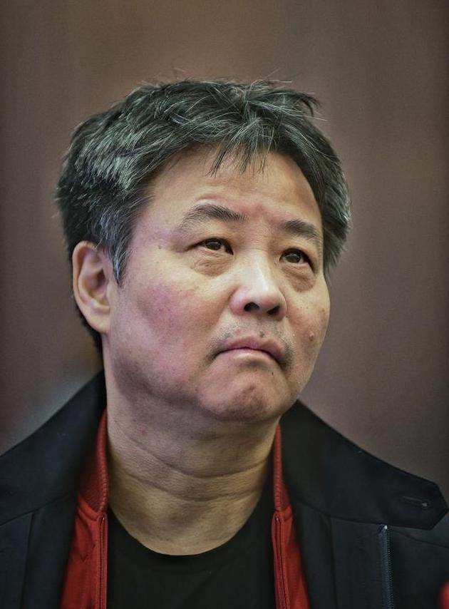 余华说：“永远不要上赶着任何人，人近则贱。对儿女太操心，你就成了佣人；对亲戚太热