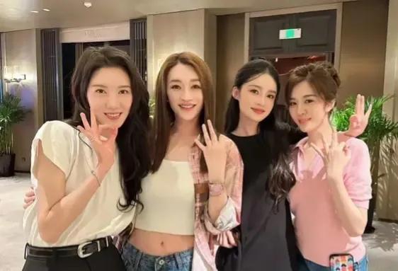 年轻漂亮，最美的还是右二赵丽颖，曾黎李小冉都不小了，不得不说年龄不饶人，你认为呢