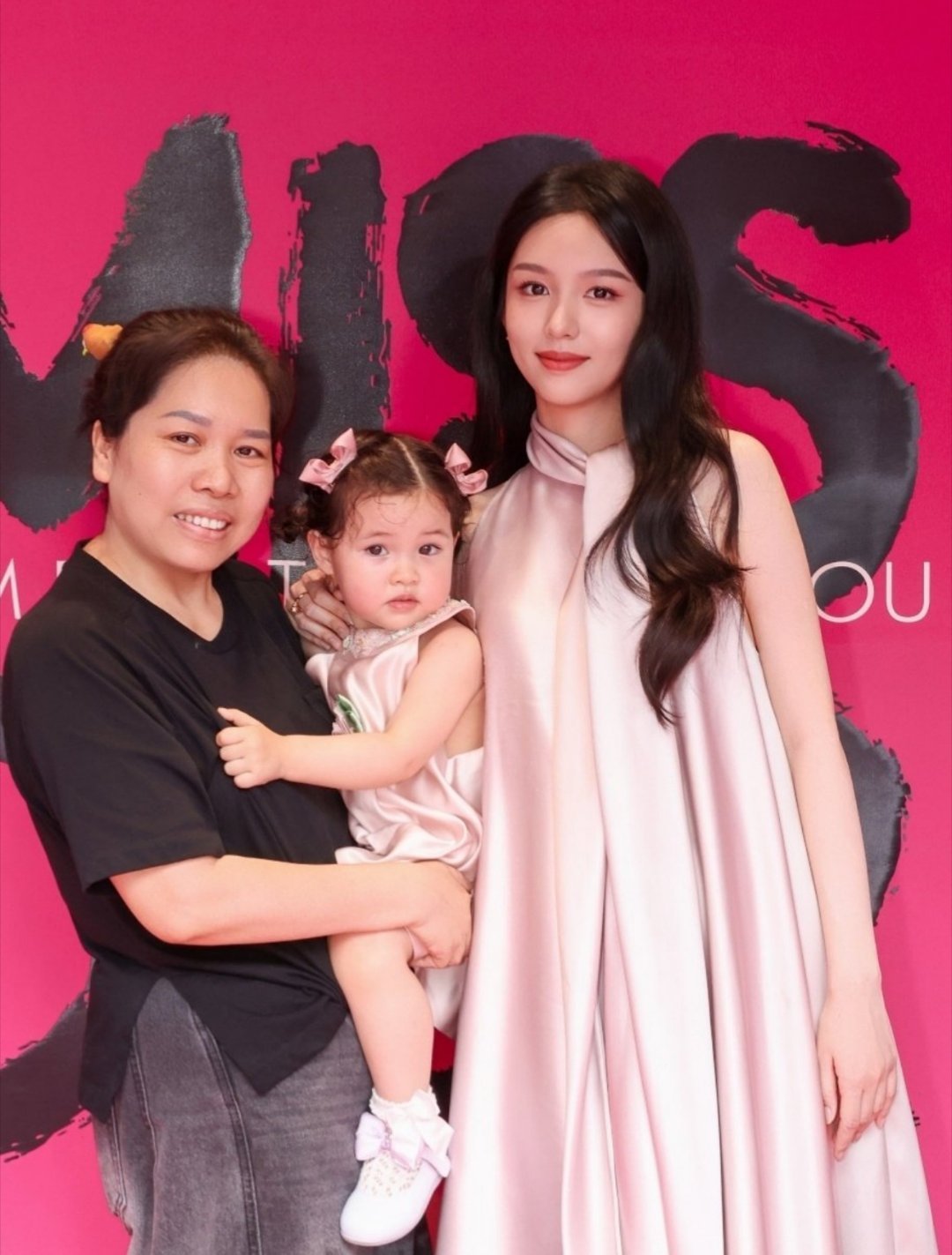 韩安冉女儿与周也同框太懂这种心软软的感觉了！周也的温柔姐姐感刚好和优米的软萌形成