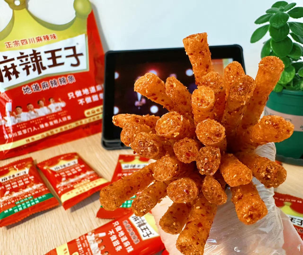 辣条你站麻辣还是甜辣麻辣派灵魂暴击，舌尖燃起火辣风暴；甜辣党温柔进攻，甜蜜与刺激