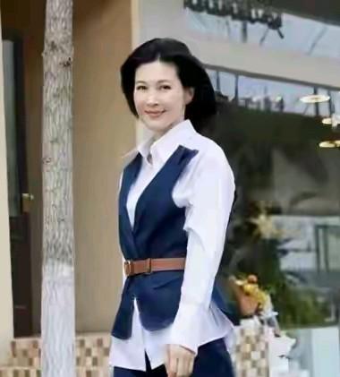 童蕾今年都45岁了，高挑的身材依旧保持的那样端正笔直，这气质死毫不逊色于十七八岁