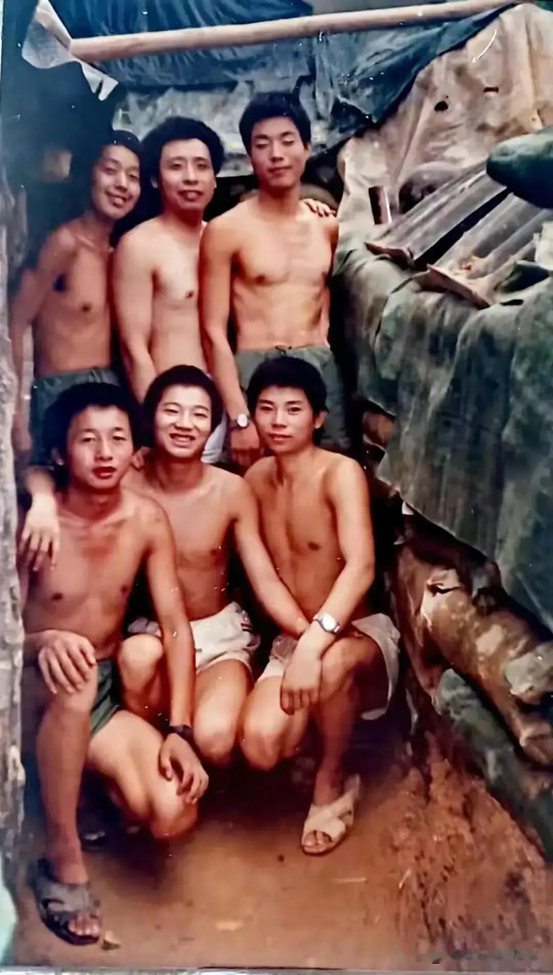 他们不应该被遗忘！
1986年，47军141师421团的六位战友在战壕里珍贵合影
