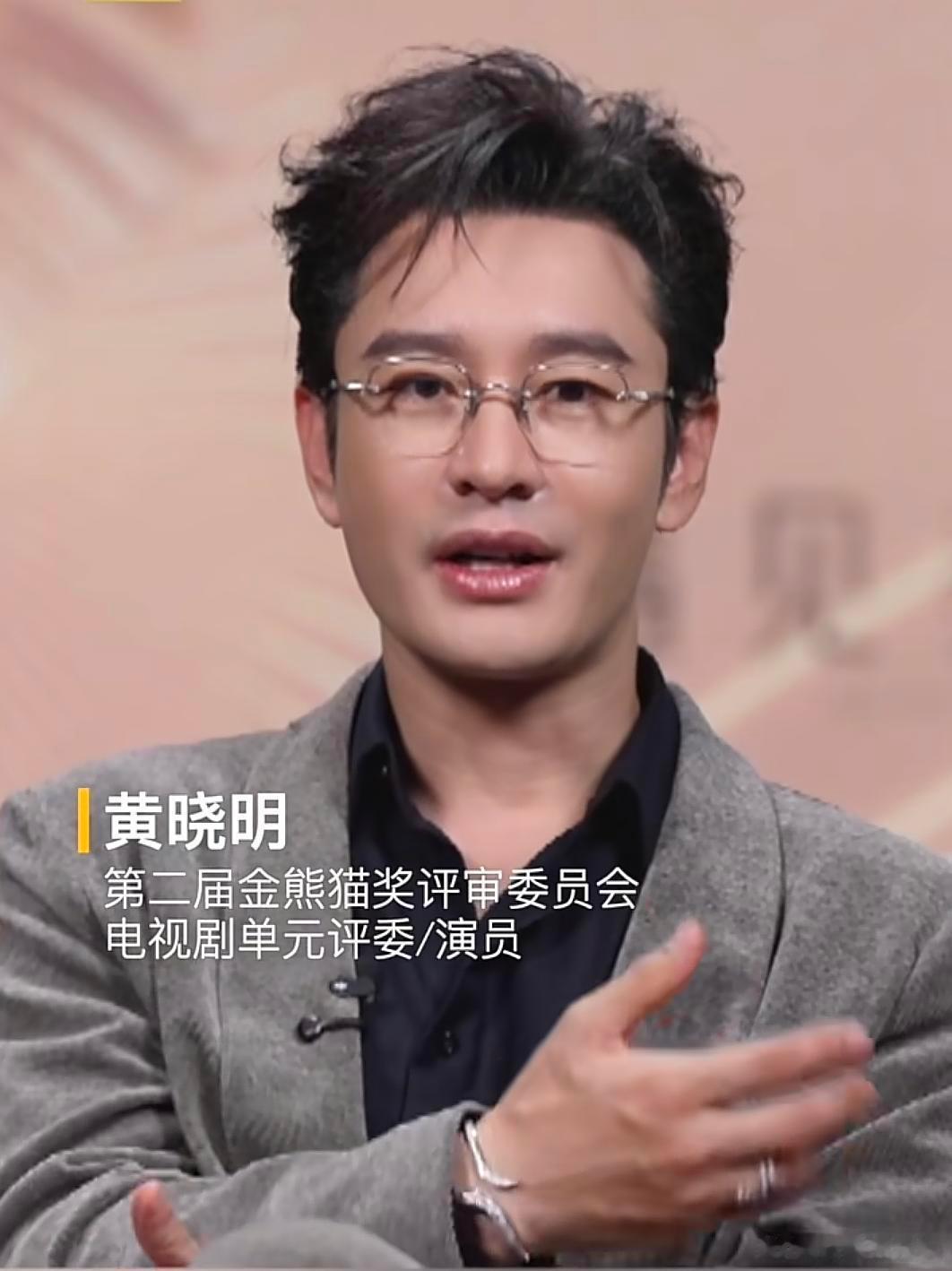 黄晓明在金熊猫盛典上突然飙四川话的操作，确实挺让人惊喜的。平时走精英范儿、说标准